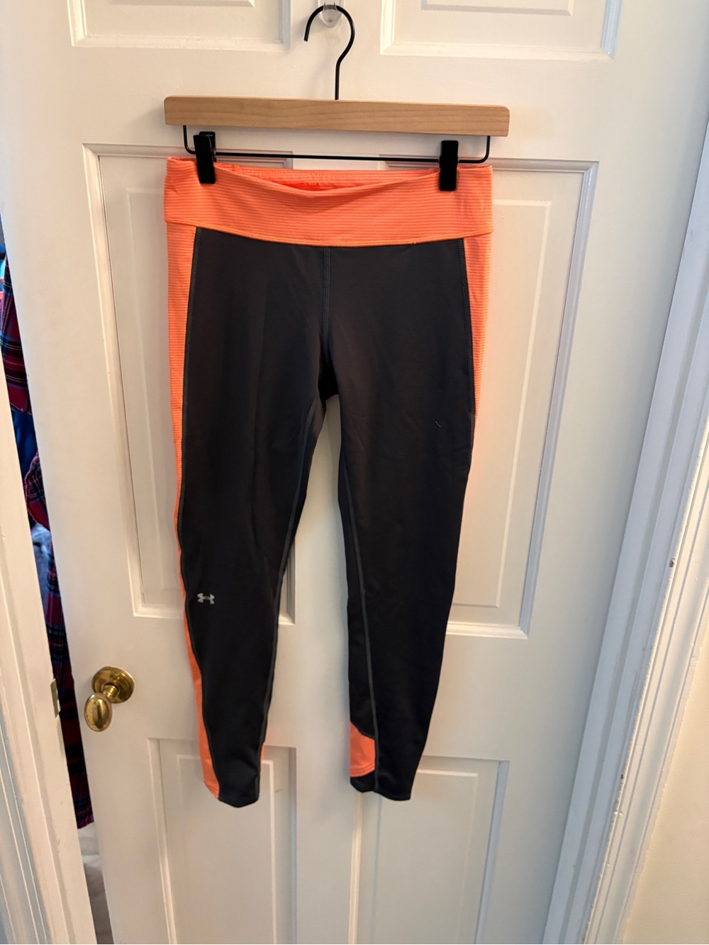 🍷3for$20! Under Armour Gray & Coral Active Pants